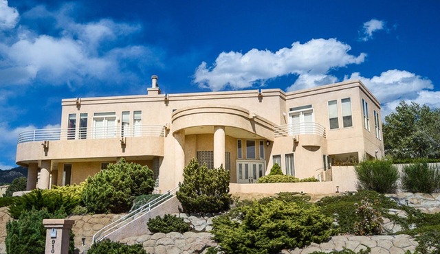 MAJESTIC LUXURY IN THE ABQ FOOTHILLS!