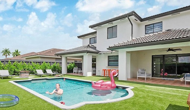 Majestic Mansion w/Games/BBQ/Playground & H. Pool