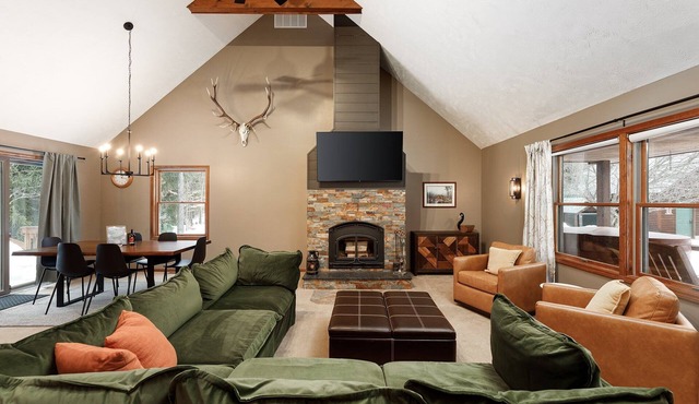 Majestic Maple Escapes | Hot Tub | Firepit | Deck | Large Yard