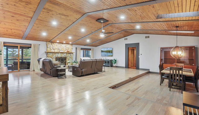 Majestic Meadows: Beautiful Spacious Home on 25 acres w/Hot Tub - Sleeps 16+