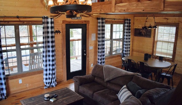 Majestic Moose Lodge- Oark Cabin Rentals