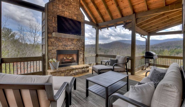 Majestic Mountain Cabin: Hot Tub, Game Room, Views