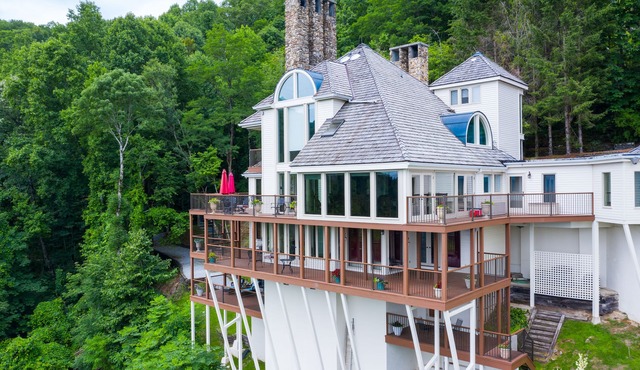 Majestic Mountain Chateau with 20 mile view