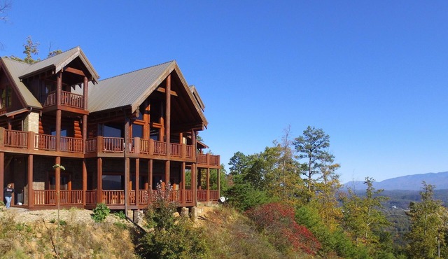 Majestic Mountaintop Retreat- Breathtaking Views, Luxury Lodge over Pigeon Forge