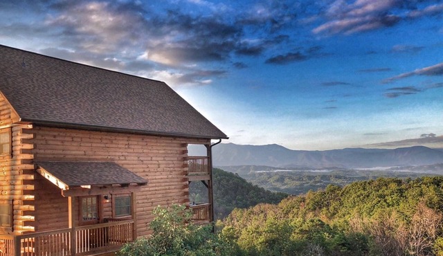 MAJESTIC MTN views! 2 miles to DW 10 min to PWY HOTTUB GAME ROOM! RESORT POOL