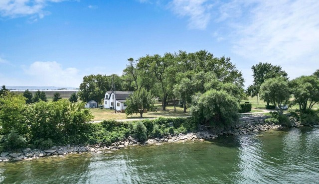 Majestic Oasis by the shores of Lake Ontario minutes away from Niagara Falls