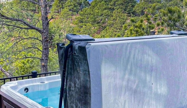 Majestic Pikes Peak Manor- Hot tub with PIKES PEAK VIEW and Hoodoo’s