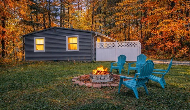 Majestic Pines: Budget-friendly 4 person cottage near Lake Logan: Hot tub/WiFi