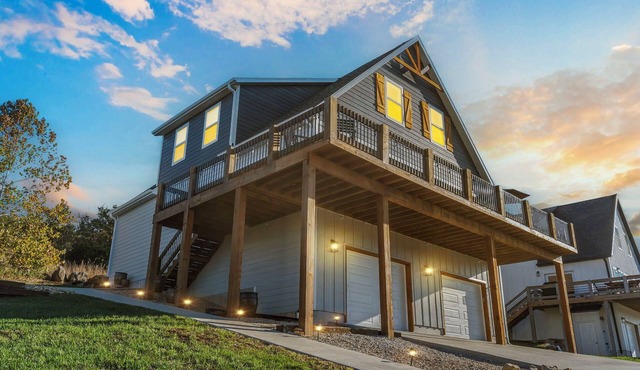 Majestic Table Rock Lake Views Close to Branson Entertainment with Free Tickets & Private Grill