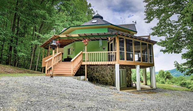 Majestic, three bedroom mountaintop vacation retreat! Pet friendly!