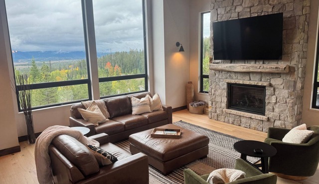 Majestic Top of the Hill Ski & Golf Retreat - STUNNING HOME with MOUNTAIN VIEWS