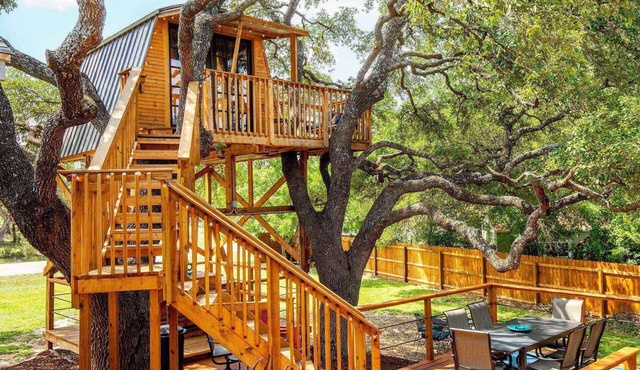 Majestic Treehouse - Hot Tub - Backyard Living Oasis - Firepit, Grill, River Tubing Basecamp