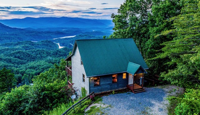 Majestic View Bryson City: Hot Tub + Pool Table + Amazing Views + Pet Friendly