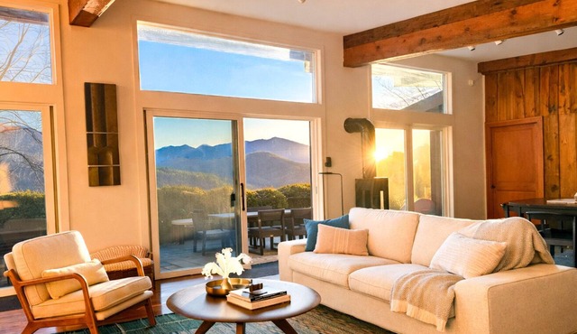 Majestic Views at Artist Cabin with 2 Primaries, Fire Pit & Fast Internet