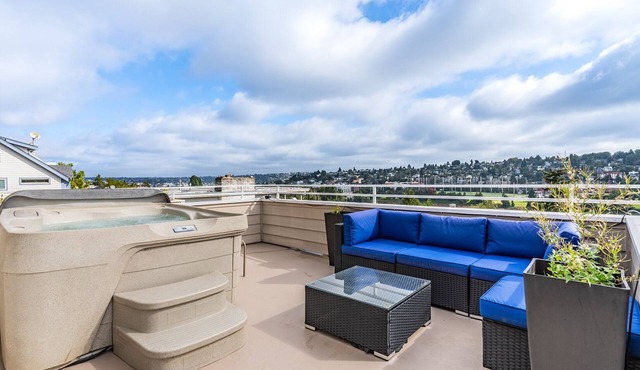 Majestic Views with a Hot Tub!