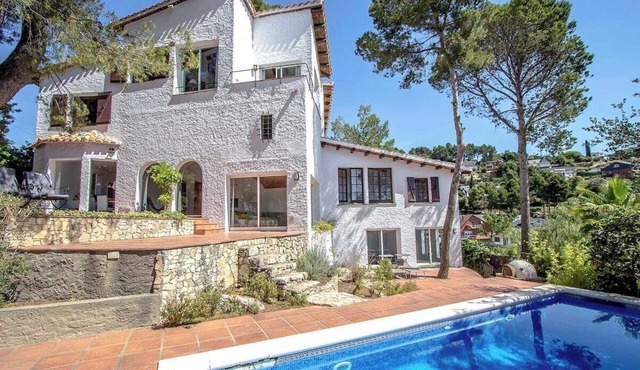 Majestic Villa and Views - 30km to Barcelona