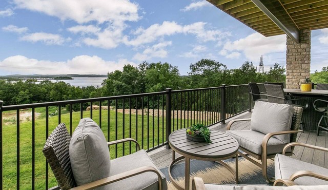 Majestic Walk-in Lake Condos-No stairs AND Views for Mile-2 outdoor spaces-5 mins to Branson| 124