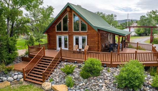 Majestic Wyoming Landscape. Riverfront log cabin. Relax in or explore out!