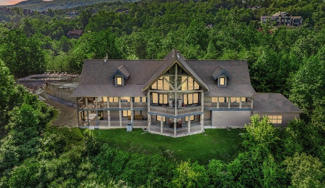 Majestica Lodge - Rock Wall -Outdoor Pool - Arcades - Views!