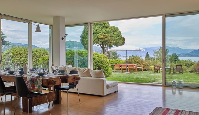 MAJOR LAKE VILLA WITH GARDEN & SWIMMING POOL. AMAZING VIEW ON THE LAKE AND ALPS