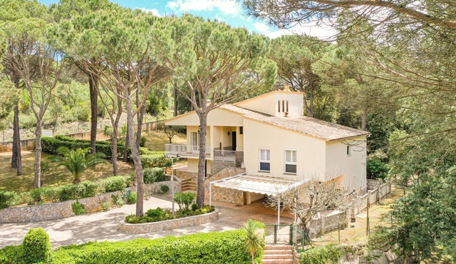 Majordoms Velo - Holiday villa with pool in Llambilles, Girona