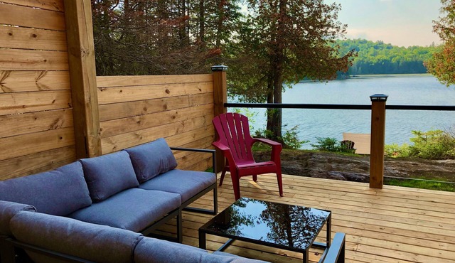 Makapine Luxury Lakefront Cottage: Private beach, great view, 5 min to store/SAQ