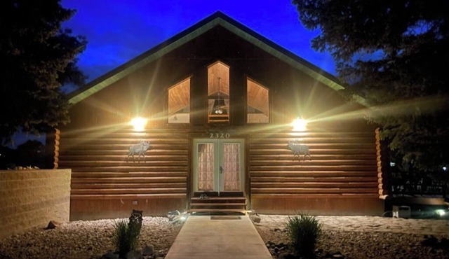 Make memories at our unique & family/pet-friendly log home in historic Ft Benton