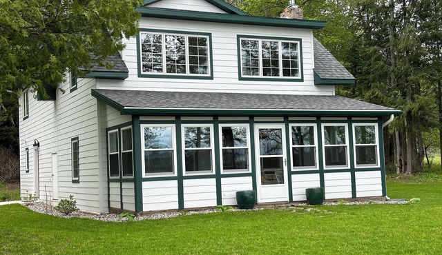 Make Memories at this charming Cottage at AuTrain Lake! Near Pictured Rocks!
