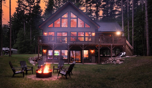 Make Memories In This Top Notch Lakefront Cabin