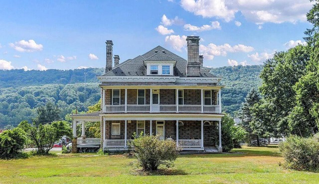 Make memories: Mountain view Grand 6BR 3BA LaVale Home, 15 min to Rocky Gap
