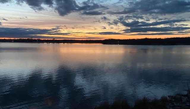 Make Memories on Sugar Lake 45 min from Metro! 3BR/2BA