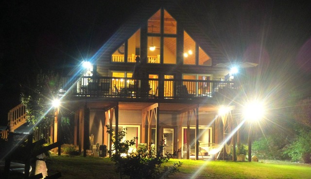 MAKE VACATION MEMORIES IN A COZY LOG HOME ON MAIN LAKE