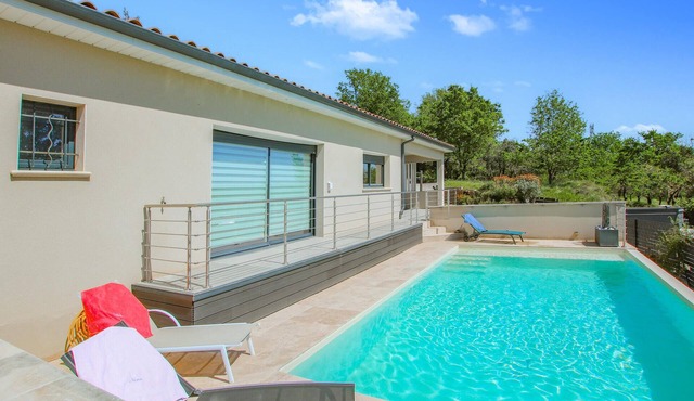 Make your dreams come true in this beautiful Provençal vacation home with pool.