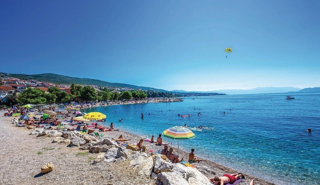 Make yourself comfortable for two in this compact vacation apartment with sea view.