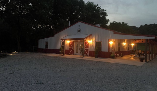 Maker’s Mark Walkable Stay, Wagon Wheel Barndominium