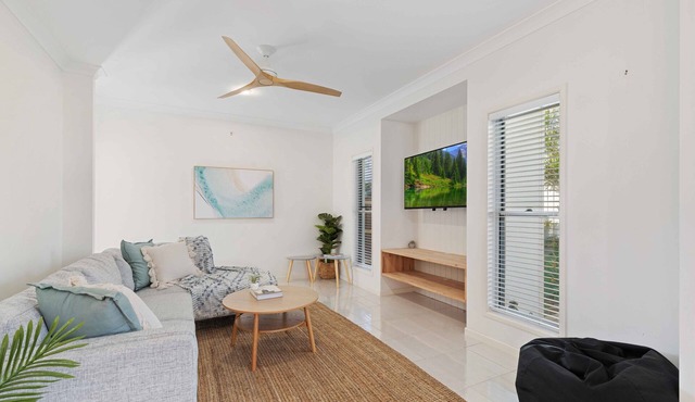 Makin' Waves l Walk to the beach in 2 mins! Heated pool!