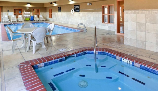 Making The Best Memories Along The Way! 2 Units, Indoor Pool, Pets Allowed!