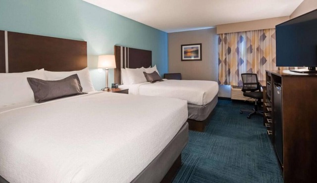 Making The Best Memories Along The Way! 3 Convenient Units, Free Parking, Pool