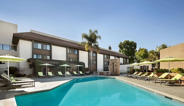 Making The Best Memories Along The Way! Pet-Friendly, with Outdoor Pool!