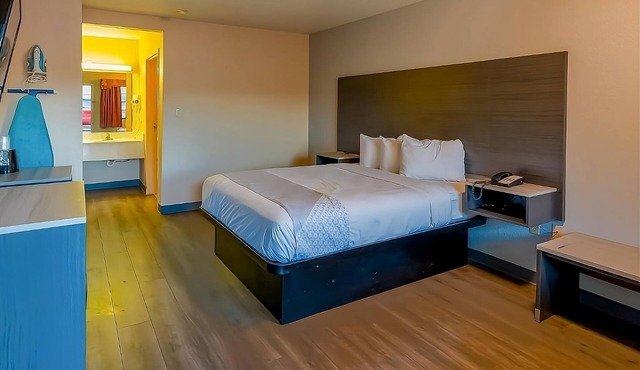 Making The Best Memories Along The Way! With Outdoor Pool Access, Free Parking!