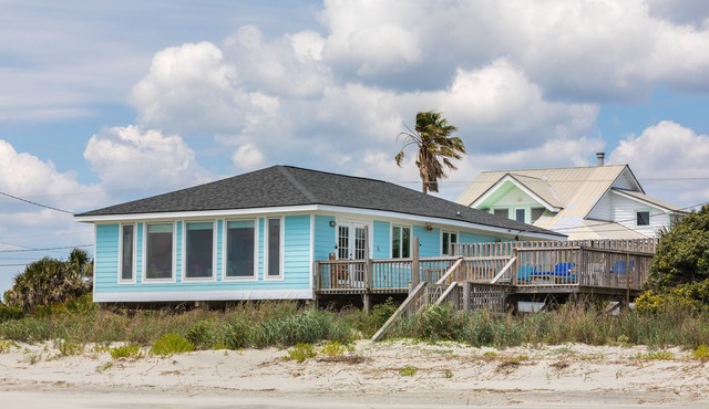 "Making Waves" Oceanfront/Pet Friendly/Less then 10 Steps to Beach off deck!