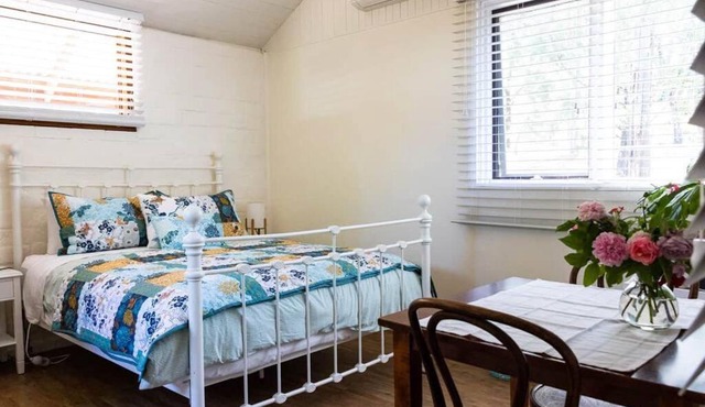 Maldon Cosy Garden Cottage - Charming One Room Studio