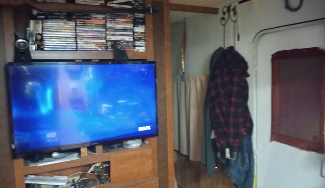 Male,50,Rmmate w/me in camper, futon.,shwr.w/hot water,off Hwy412,smoking,own rm