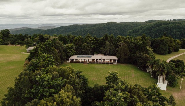 Maleny Retreat 9 Bedroom Guest House - Sleeps 14! Stay 4 nights & pay 3!*