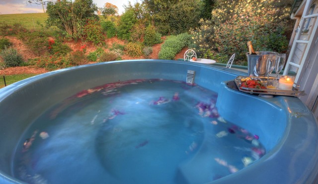 Maleny self contained Cottage & outdoor spa, walk to village cafes & restaurants