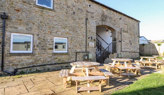 MALHAM, pet friendly, with pool in Long Preston