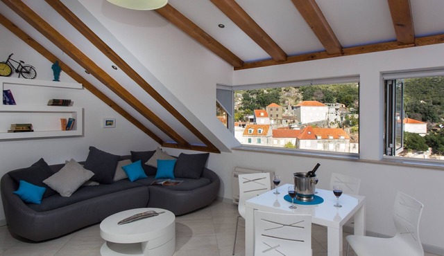 Mali Skoj Apartment - Two-Bedroom Apartment with Sea View