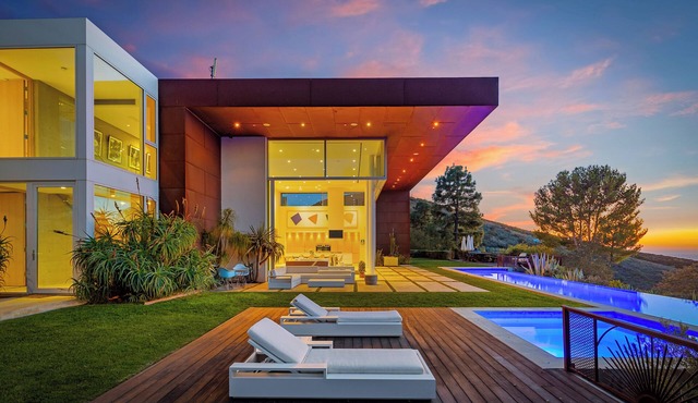 Malibu Art Haven Pool, Hot Tub & Guest House