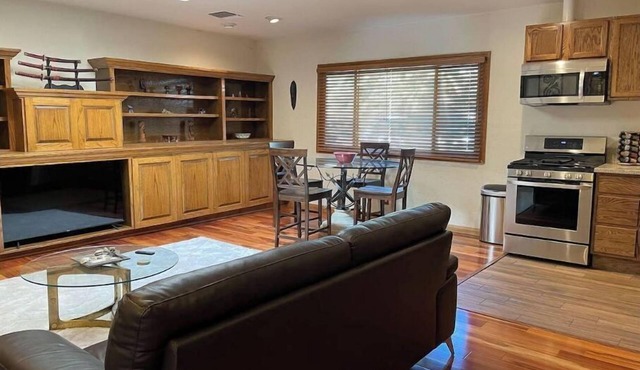 Malibu Canyon, Calabasas 1+1 Luxury Guest Suite