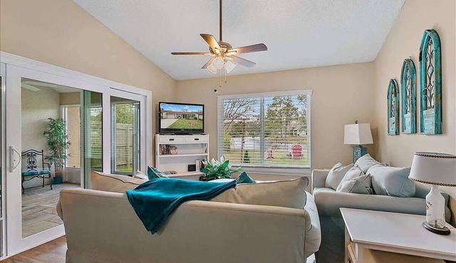 *Malibu Cottage on Lake Mandarin* WIFI, FIRE PIT